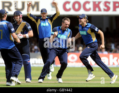 Cricket - Friends Provident Trophy - Finale - Sussex Sharks gegen Hampshire Hawks - Lord's. Dominic Cork aus Hampshire feiert das Wicket von Matt Prior während des Friends Provident Trophy Finales in Lord's, London. Stockfoto