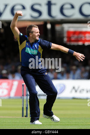 Dominic Cork aus Hampshire feiert das Wicket von Matt Prior während des Friends Provident Trophy Finales in Lord's, London. Stockfoto