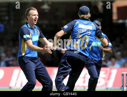 Dominic Cork aus Hampshire feiert sein drittes Wicket-Turnier, das Chris Nash lbw während des Friends Provident Trophy Finales in Lord's, London, erhält. Stockfoto