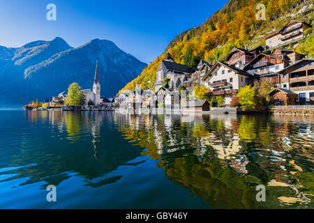 Malerischen Postkarten-Blick auf berühmte Hallstatt Bergdorf mit Hallstaetter See in den Alpen im Herbst bei Sonnenaufgang, Österreich Stockfoto