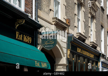 Beschilderung und Shop vorderen Außenfassade des Ede und Ravenscroft, Trumpington Street, Cambridge, England, UK Stockfoto