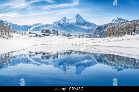 Schöne weiße Wunderland Winterlandschaft in den Alpen mit schneebedeckten Berggipfeln im kristallklaren Bergsee Stockfoto