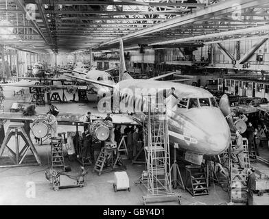 Viscoffs Nasen bis Schwanz auf der Montagelinie im Flugzeugwerk Vickers Armstrong in Brooklands, Weybridge. Angetrieben von vier Rolls Royce Dart Propellerturbinen-Motoren, hat die Viscount eine Reichweite von 1,250 Meilen und kann 48 Passagiere befördern. Stockfoto