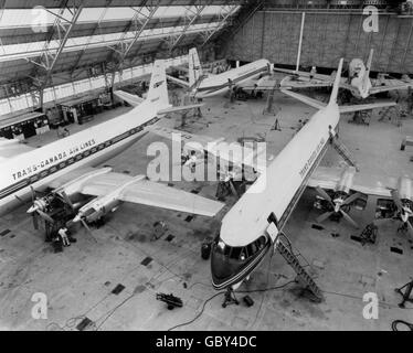 Die Vorwacher, die auf den Flug bei Vickers Armstrongs vorbereitet werden, arbeiten in Brooklands, Weybridge. Stockfoto