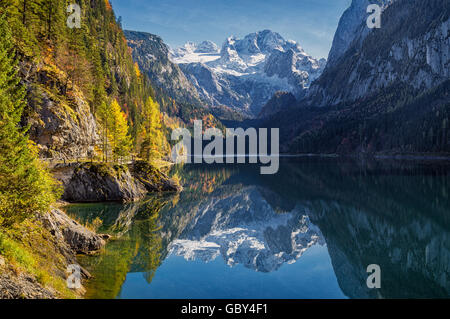 Dachstein Gipfel reflektiert in kristallklarem Gosausee Berg im Herbst, Salzkammergut Region, Oberösterreich, Österreich Stockfoto