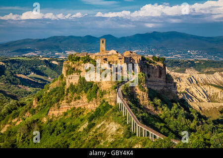 Alte Stadt von Civita di Bagnoregio mit Tiber-Tal im goldenen Abendlicht, Latium, Italien Stockfoto