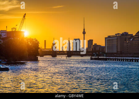 Klassische Ansicht der Berliner Skyline mit berühmten Fernsehturm und Oberbaumbrücke am Fluss Spree im Abendlicht bei Sonnenuntergang, Deutschland Stockfoto