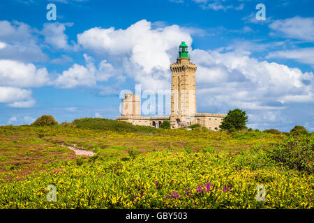 Berühmte Phare du Cap Frehel Leuchtturm am Cap Frehel Halbinsel entlang der Emerald Coast, Bretagne, Nord-Frankreich Stockfoto