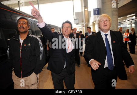 (Von links nach rechts) der ehemalige Olympiasportler Daley Thompson, Lord Coe und der Londoner Bürgermeister Boris Johnson kommen im Hochgeschwindigkeitszug Javelin an der Stratford Station an, wo sie die laufenden Bauarbeiten im Olympiastadion im Osten Londons sehen werden. Stockfoto