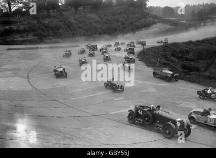 Motorsport - Brooklands. Eine Menge Autos bei einem Rennen in Brooklands. Stockfoto