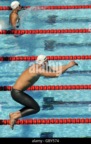 Aaron Peirsol, Weltrekordhalter und doppelter Olympiasieger, springt vor dem 100-m-Rückschlag der Männer während der FINA-Weltmeisterschaft im italienischen Rom ins Wasser. Stockfoto