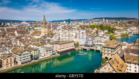 Luftaufnahme der Stadt Zürich mit berühmten St. Peter Church und Fluss Limmat am Zürichsee von Grossmünster, Schweiz Stockfoto