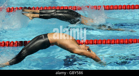 Weltrekordhalter und Doppel-Olympiasieger, USA Aaron Peirsol (unten) während der FINA World Swimming Championships in Rom, Italien. Stockfoto