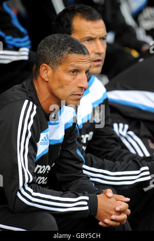 Fußball - Pre Season Friendly - Huddersfield Town / Newcastle United - The Galpharm Stadium. Chris Hughton (links), der Manager von Newcastle United, und sein Assistent Colin Calderwood Stockfoto