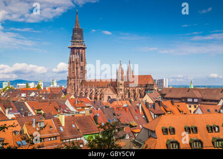 Historische Stadt von Freiburg Im Breisgau mit berühmten Freiburger Münster Kathedrale im Sommer, Baden-Wurttemberg, Deutschland Stockfoto