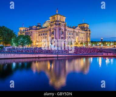 Klassische Ansicht des berühmten Reichstagsgebäude reflektiert in Spree entlang in der Dämmerung während der blauen Stunde in der Abenddämmerung, Berlin, Deutschland Stockfoto