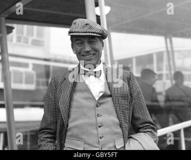 Der amerikanische Filmregisseur John Huston kam von Rom aus am Flughafen London an, wo er Hemingways 'Farewell to Arms' filmte, bis er vom Produzenten David O. Selznick entlassen wurde. Stockfoto