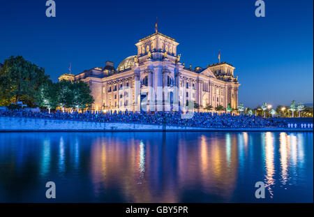 Klassische Ansicht des berühmten Reichstagsgebäude reflektiert in Spree entlang in der Dämmerung während der blauen Stunde in der Abenddämmerung, Berlin, Deutschland Stockfoto