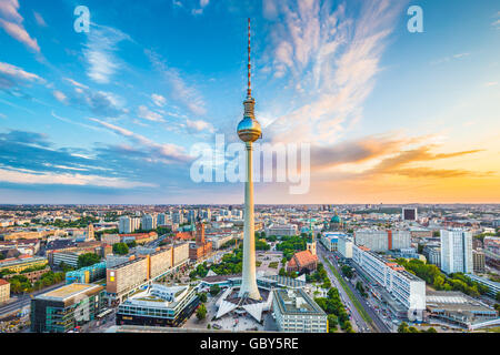 Klassische Ansicht der Berliner Skyline mit berühmten Fernsehturm am Alexanderplatz und dramatische Wolkengebilde bei Sonnenuntergang, Deutschland Stockfoto