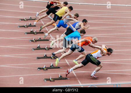 Start Männer Sportler bei Sprint-Distanz von 100 Metern während Ural Meisterschaft in der Leichtathletik Stockfoto