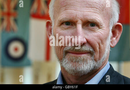 David Gray, Enkel des Veteranen des Ersten Weltkriegs, Henry Allingham, gibt vor seiner morgigen Beerdigung in der Kapelle in St. Dunstan's bei Brighton, East Sussex, wo Henry lebte, Medieninterviews. Stockfoto