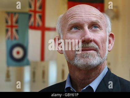 David Gray, Enkel des Veteranen des Ersten Weltkriegs, Henry Allingham, gibt vor seiner morgigen Beerdigung in der Kapelle in St. Dunstan's bei Brighton, East Sussex, wo Henry lebte, Medieninterviews. Stockfoto