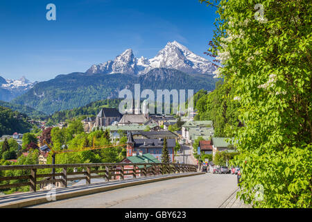 Historische Stadt Berchtesgaden mit berühmten Watzmann Berg im Frühling, Berchtesgadener Land, Bayern, Deutschland Stockfoto