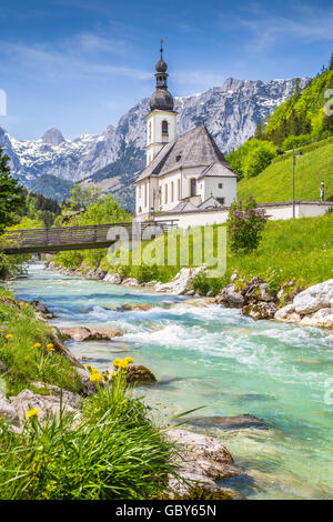Malerische Berglandschaft in den Bayerischen Alpen mit berühmten Pfarrei Kirche St. Sebastian in dem Dorf Ramsau im Frühling Stockfoto