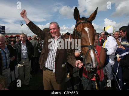 Der Besitzer von Ballyholland, Cathal McGovern, feiert, nachdem sein Pferd die William Hill Galway Plate während des Sommerfestivals auf der Galway Racecourse in Galway gewonnen hat. Stockfoto