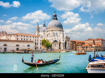 Traditionelle Gondel am Canal Grande mit historischen Basilika di Santa Maria della Salute im Hintergrund, Venedig, Italien Stockfoto