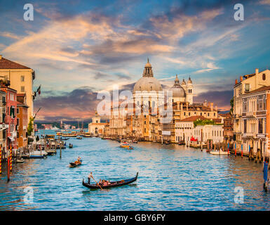 Canal Grande mit Santa Maria Della Salute bei Sonnenuntergang, Venedig, Italien Stockfoto