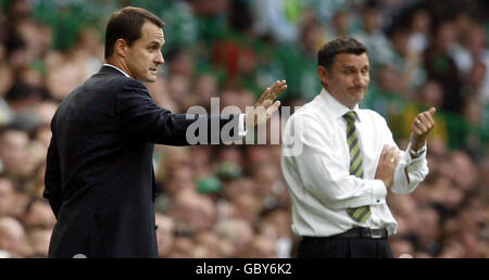 Dinamo Moscow Manager Andrey Kobelev (links) und Celtic Manager Tony Mowbray beim Qualifikationsspiel der Champions League in Celtic Park, Glasgow. Stockfoto