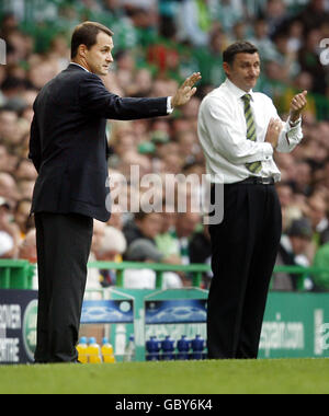 Dinamo Moscow Manager Andrey Kobelev (links) und Celtic Manager Tony Mowbray beim Qualifikationsspiel der Champions League in Celtic Park, Glasgow. Stockfoto