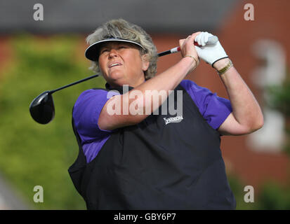 Laura Davies aus England beim zweiten Abschlag während der Women's British Open im Royal Lytham und auf dem St. Anne's Golf Course, Blackpool. Stockfoto