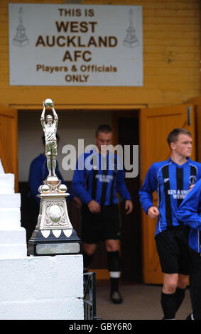 Die Sir Thomas Lipton Trophy wacht über die Spieler, die für ihr Spiel gegen Stokesley auf dem Darlington Road Ground, West Auckland, auf den Platz gehen. Stockfoto