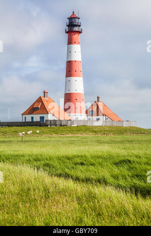 Berühmten Westerheversand Leuchtturm im Hintergrund an der Nordsee in Nordfriesland, Schleswig-Holstein, Deutschland Stockfoto