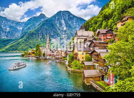 Hallstatt Bergdorf mit Hallstätter See in den Alpen, Salzkammergut, Österreich Stockfoto