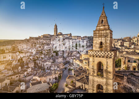 Antike Stadt Matera (Sassi di Matera), europäische Hauptstadt der Kultur 2019, im schönen goldenen Morgenlicht, Basilikata, Italien Stockfoto