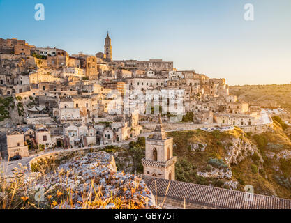 Antike Stadt Matera (Sassi di Matera), europäische Hauptstadt der Kultur 2019, im schönen goldenen Morgenlicht, Basilikata, Italien Stockfoto