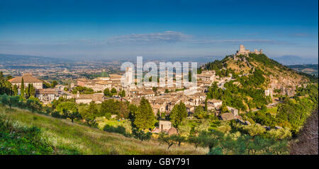Panoramablick auf die historische Stadt Assisi im schönen Morgenlicht, Umbrien, Italien Stockfoto