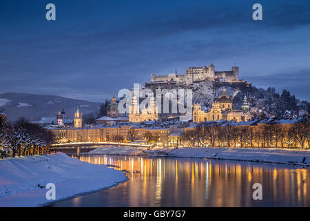 Klassische Ansicht von der historischen Stadt Salzburg mit Salzach Fluss im Winter während der blauen Stunde, Salzburger Land, Österreich Stockfoto