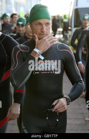 Formel-1-Fahrer Jenson-Taste beim Start des Mazda London Triathlon, im Excel Center, in Docklands, East London. Stockfoto