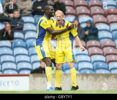 Fußball - vor der Saison freundlich - Burnley gegen Leeds United - Turf Moor. Luciano Becchio von Leeds United feiert mit seinen Teamkollegen das 1. Tor gegen Burnley Stockfoto