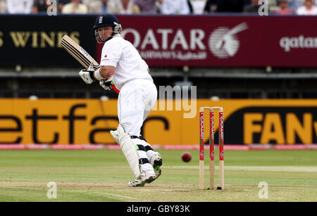 Englands Ian Bell steuert den Ball bis zur Grenze, um seine 50 beim dritten Test in Edgbaston, Birmingham, zu holen. Stockfoto