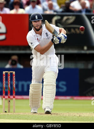 Cricket - The Ashes 2009 - npower Third Test - Tag vier - England gegen Australien - Edgbaston. Der Engländer Andrew Flintoff greift beim dritten Test in Edgbaston, Birmingham, das Bowling des australischen Ben Hilfenhaus an. Stockfoto