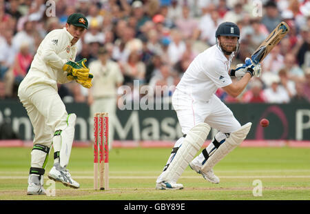 Englands Andrew Flintoff Fledermäuse beobachtet von australischen Wicketkeeper Graham Manou während der dritten Test in Edgbaston, Birmingham. Stockfoto