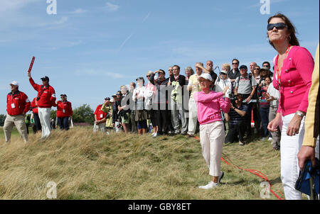 Die schottische Catriona Matthew spielt während der Women's British Open im Royal Lytham und auf dem St. Anne's Golf Course, Blackpool, vom Rough des 13. Fairways. Stockfoto