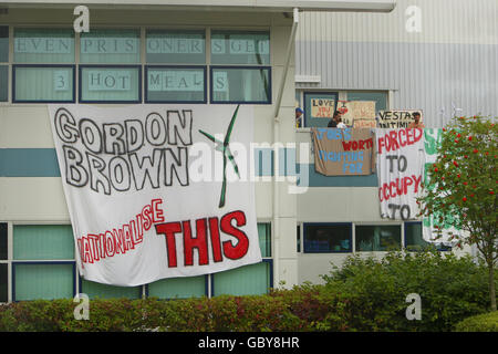 Allgemeine Ansicht von Transparenten und kürzlich entlassenen Vestas-Mitarbeitern, die eine Beschäftigung in der Fabrik des Unternehmens in Newport, Isle of Wight, planen. Stockfoto