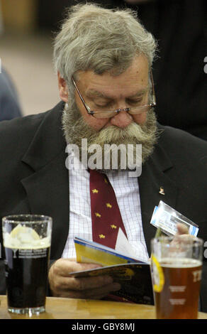 Ein Besucher des CAMRA Great British Beer Festivals, in Earls Court, im Westen Londons. Stockfoto