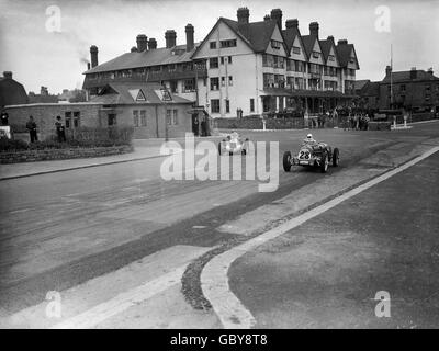 Leslie Johnson (r, Darracq T150C) führt von Prinz Birabongse Bhanutej Bhanubandh von Siam (B Bira) (l, Maserati 4C) Stockfoto